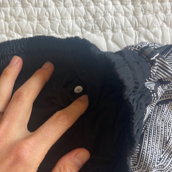 Lululemon Black & White Patterned Hotty Hot Low-Rise Lined Short 2.5" size 8 - Picture 2 of 5